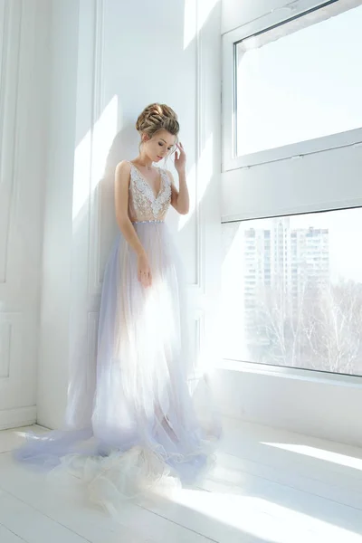 Молодая Красивая Модель Красивом Лавандовом Платье Модная Прическа Невесты Женщина — стоковое фото