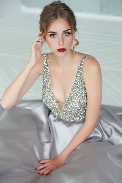 Model Zilver Luxe Jurk Blonde Jonge Mooie Dame Zittend Vloer — Stockfoto