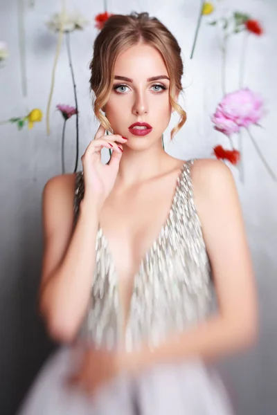Schöne Junge Mädchen Luxuriösem Silbernem Kleid Hängen Bunte Blumen Blondine — Stockfoto