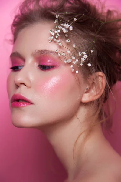 Jovem Com Maquiagem Rosa Beleza Close Fundo Rosa Cabelo Bagunçado — Fotografia de Stock