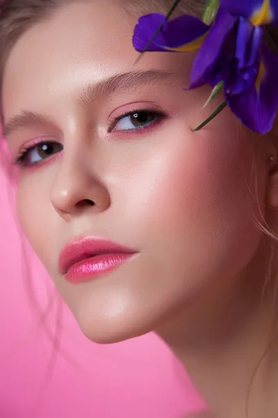 Beleza Close Fundo Rosa Modelo Moda Com Flor Violeta Caucasiano — Fotografia de Stock