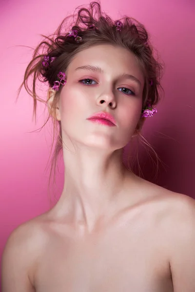 Jonge Vrouw Geïsoleerd Roze Lentebloemen Het Haar Close Schoonheid Shot — Stockfoto