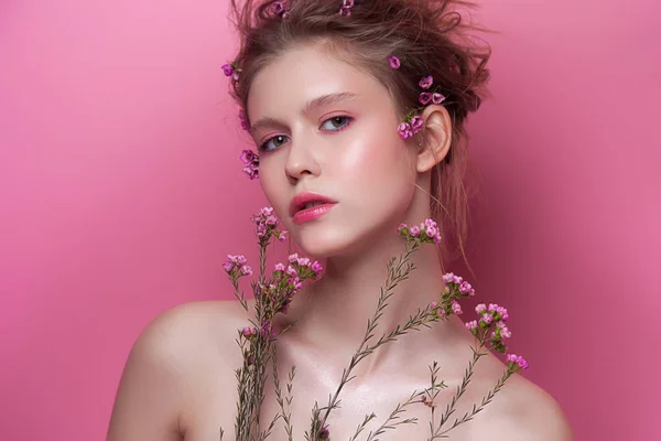 Frühling Schönheitsporträt Junges Schönes Mädchen Mit Blumen Frau Auf Rosa — Stockfoto