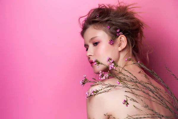Spring Beauty Portret Mooi Meisje Met Bloemen Vrouw Roze Achtergrond — Stockfoto