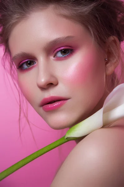 Close Schoonheid Portret Met Exotische Bloem Kaukasische Jongedame Geïsoleerd Roze — Stockfoto