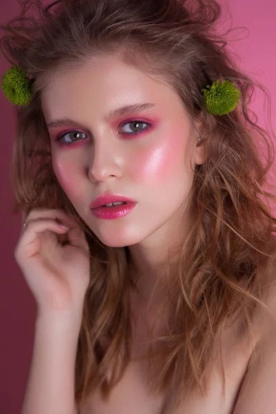 Spring Beauty Portret Mooi Meisje Met Bloemen Vrouw Roze Achtergrond — Stockfoto