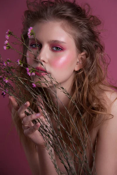 Spring Beauty Portret Mooi Meisje Met Bloemen Vrouw Roze Achtergrond — Stockfoto