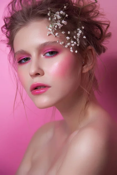 Jovem Com Maquiagem Rosa Beleza Close Fundo Rosa Cabelo Bagunçado — Fotografia de Stock