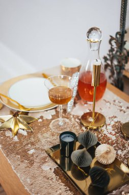 Oturma odasında Noel yemeği için servis edilen masa, manzarayı kapat. Güzel bir Noel sofrası. Yeni yıl kavramı