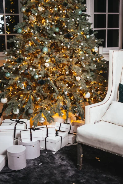 Geschenke Unterm Weihnachtsbaum Winterurlaubskonzept Weiße Schachteln Mit Schwarzen Bändern Luxuszimmereinrichtung — Stockfoto