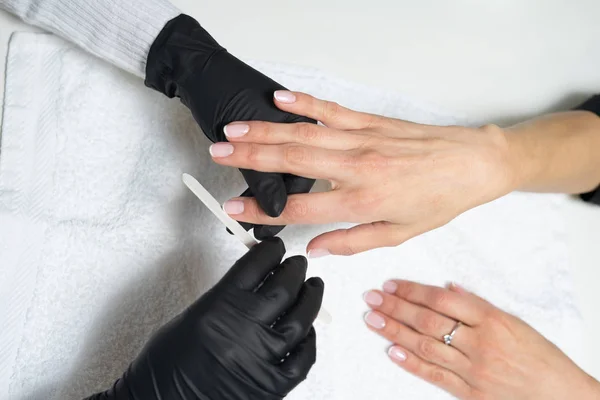 Nagelverzorging Mooie Vrouwen Handen Maken Nagels Geschilderd Met Roze Zachte — Stockfoto