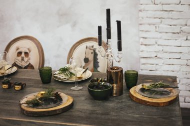 Noel sofrası. Tatil süsleri. Noel arifesi için köy sofrası