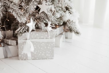 Yılbaşı ağacının altında hediye olan gri kutu. Noel Ağacı Altında Hediyeler ve Hediyeler, Kış Tatili Konsepti