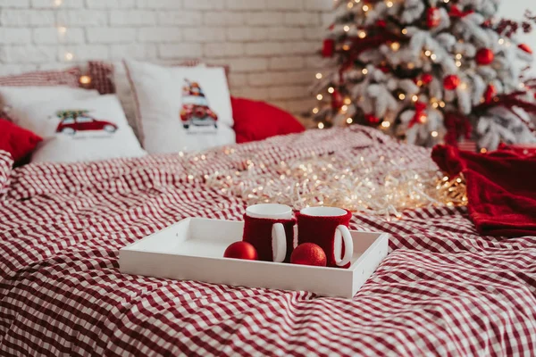 Две Чашки Борту Постели Рождественских Украшениях Красно Белый Домашний Декор Стоковое Изображение
