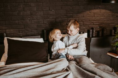 Yatmadan önce oynayan iki kardeş. aile kavramı