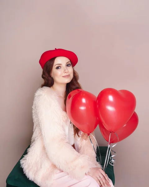 Όμορφη Νεαρή Γυναίκα Μπαλόνια Σχήμα Καρδιάς Ροζ Φόντο Γιορτή Του — Φωτογραφία Αρχείου