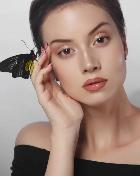 Close Retrato Jovem Mulher Bonita Com Preto Amarelo Borboleta Assentos — Fotografia de Stock