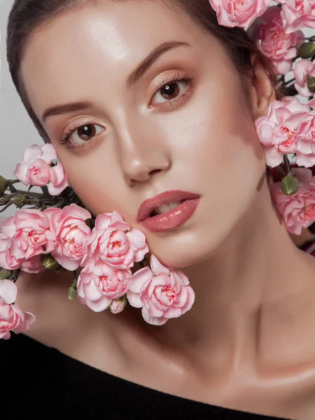 Närbild Skönhetsporträtt Ung Vacker Kvinna Med Naturlig Glödande Makeup Rosa — Stockfoto