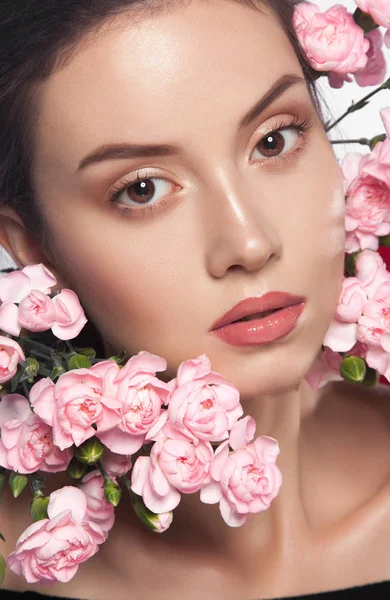 Närbild Skönhetsporträtt Ung Vacker Kvinna Med Naturlig Glödande Makeup Rosa — Stockfoto