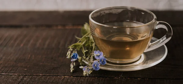 Egy Csésze Tea Csészealjjal Virággal Barna Háttéren Egészséges Italok Bio — Stock Fotó