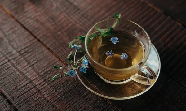 Tasse Tee Mit Untertasse Und Blume Auf Braunem Holzgrund Gesunde — Stockfoto