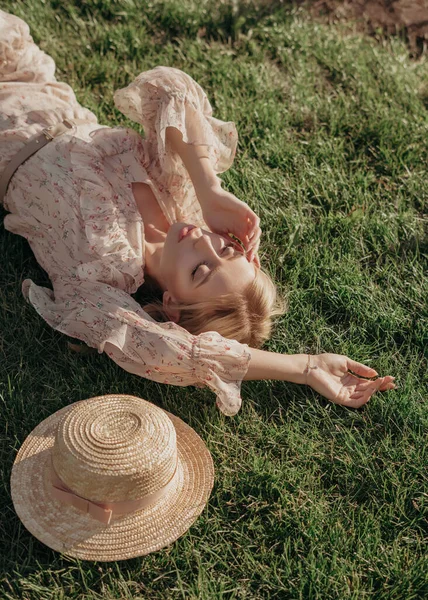 Giovane Bella Donna Sdraiata Sull Erba Ritratto Moda Donna Bionda — Foto Stock