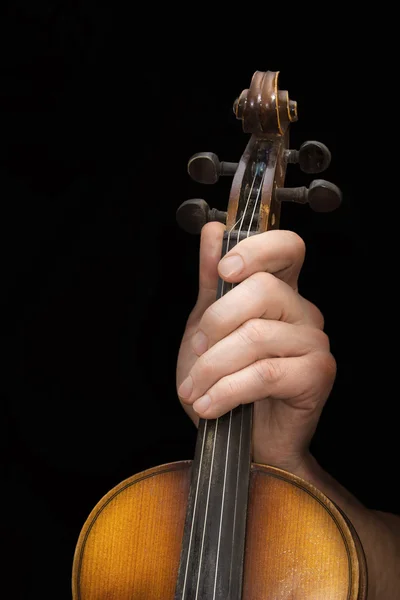 Mannen hand met oude viool in een zwarte achtergrond — Stockfoto