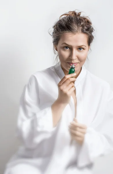 Retrato de mujer joven en tela blanca con pequeño robot de aceite verde —  Fotos de Stock