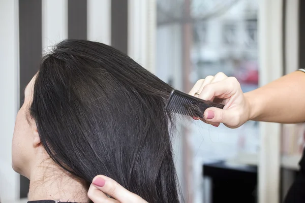 Cabeleireiro trabalhando com cabelo mulher bonita no cabeleireiro sa — Fotografia de Stock