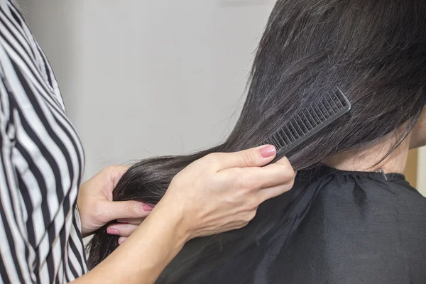 Cabeleireiro trabalhando com cabelo mulher bonita no cabeleireiro sa — Fotografia de Stock