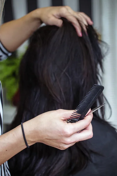 Comb and scissors in the hand of hairdressers — Stock Photo, Image