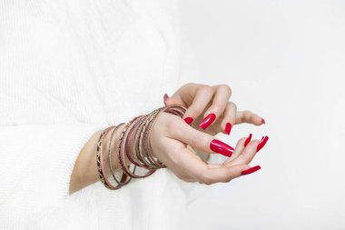 Kırmızı çivi ve bilezik sağ taraftan kadının elleriyle