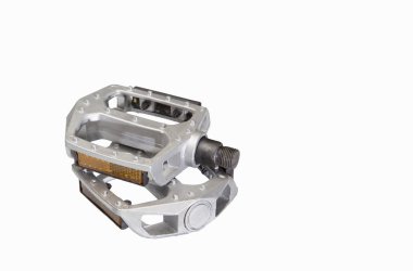 Beyaz bir arka plan üzerinde izole Bisiklet pedalları