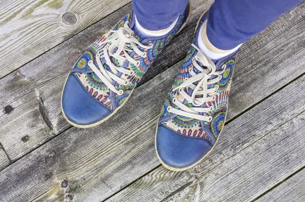 De benen vrouw met kleurrijke sportschoenen — Stockfoto