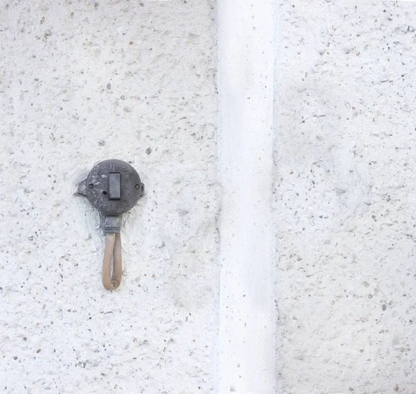 Vieil interrupteur électrique sur un mur en béton — Photo