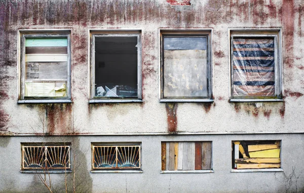 Fenêtres barricadées par des panneaux en bois dans une vieille maison — Photo