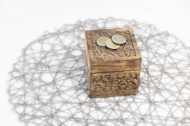 Teabox üç euro sikkeleri üzerinde beyaz bir tablo ile