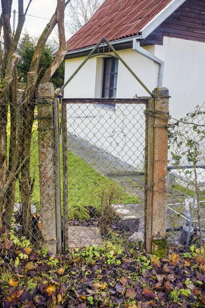 Puerta metálica antigua con pilares de hormigón — Foto de Stock