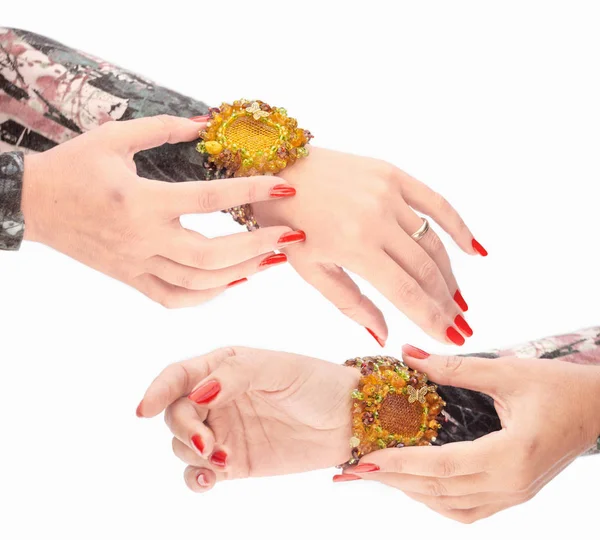 Manos de hembra con uñas rojas — Foto de Stock