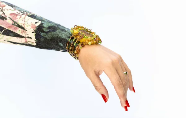 Frauenhände mit Armband — Stockfoto