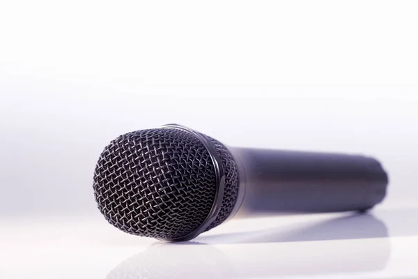 Чёрный металлический микрофон — стоковое фото