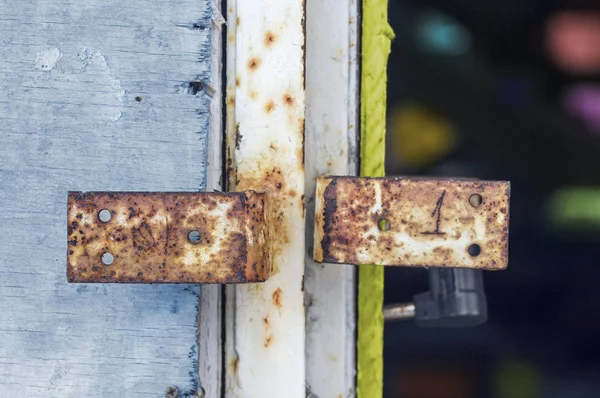 Duas alças metálicas enferrujadas na porta velha com madeira compensada — Fotografia de Stock