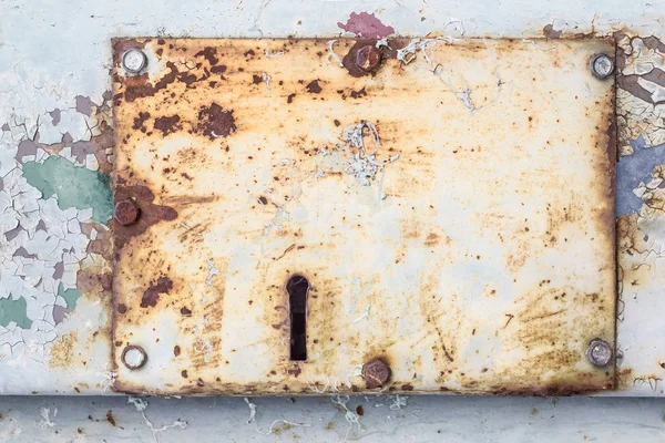 Buraco de fechadura em uma velha porta de metal — Fotografia de Stock