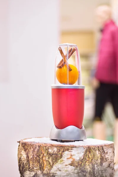 Vue rapprochée d'un mélangeur avec une orange et cannelle bâtons sur un — Photo