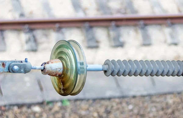 Keramický izolátor vysokého napětí na železnici — Stock fotografie