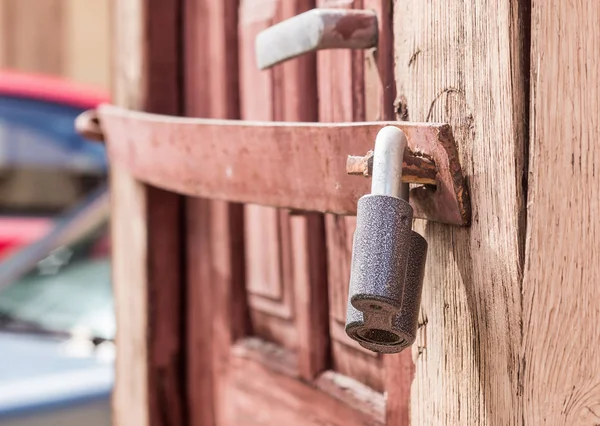 Old Red Door Padlock Close View — Stock Photo, Image