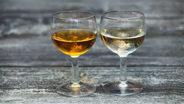 Due diverse bevande alcoliche in bicchieri da vino — Foto Stock