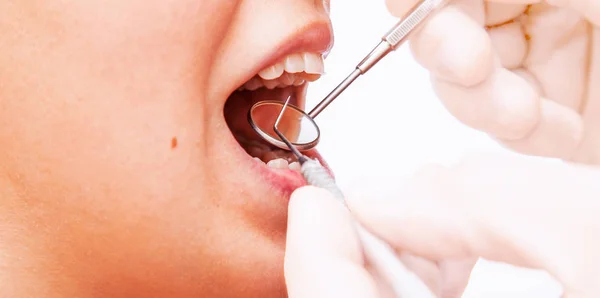 Médico fazendo tratamento dentário para seu paciente na clínica . — Fotografia de Stock