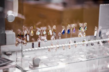 Swarovski kristalleri ile birçok renkli küpe