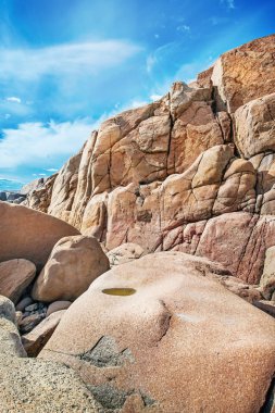 Norveç'te kayalık sahil deniz kenarında